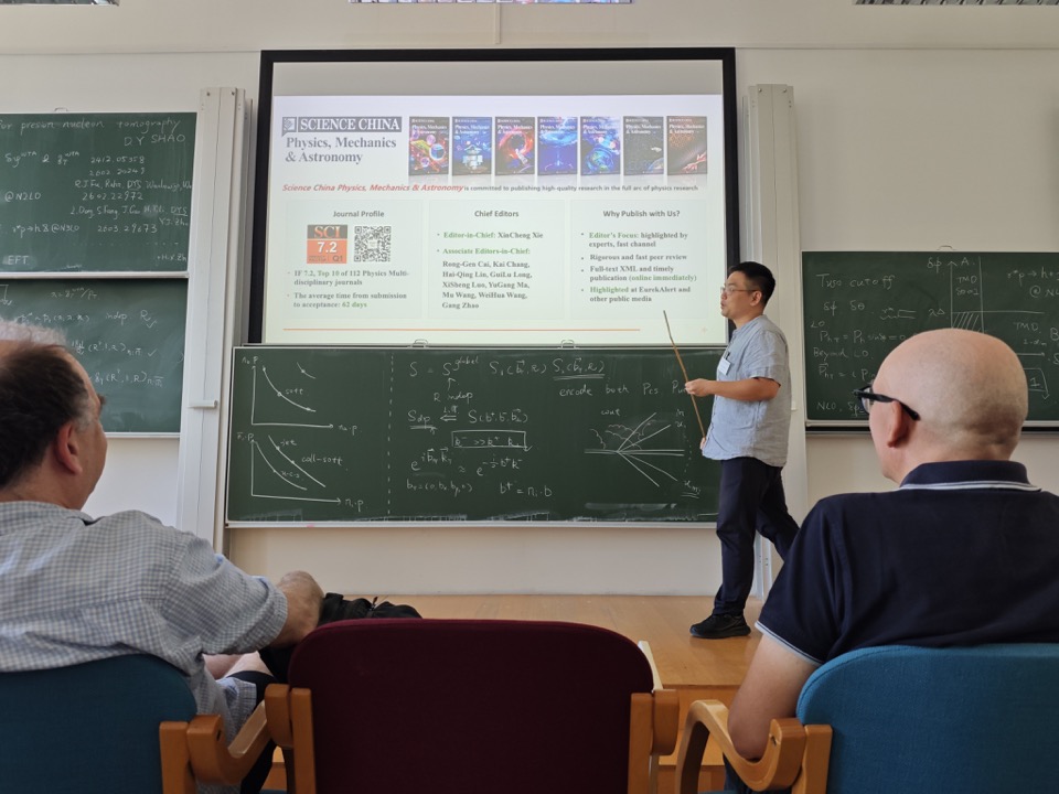 邵鼎煜老师向与会国际专家介绍《Science China Physics, Mechanics & Astronomy》期刊