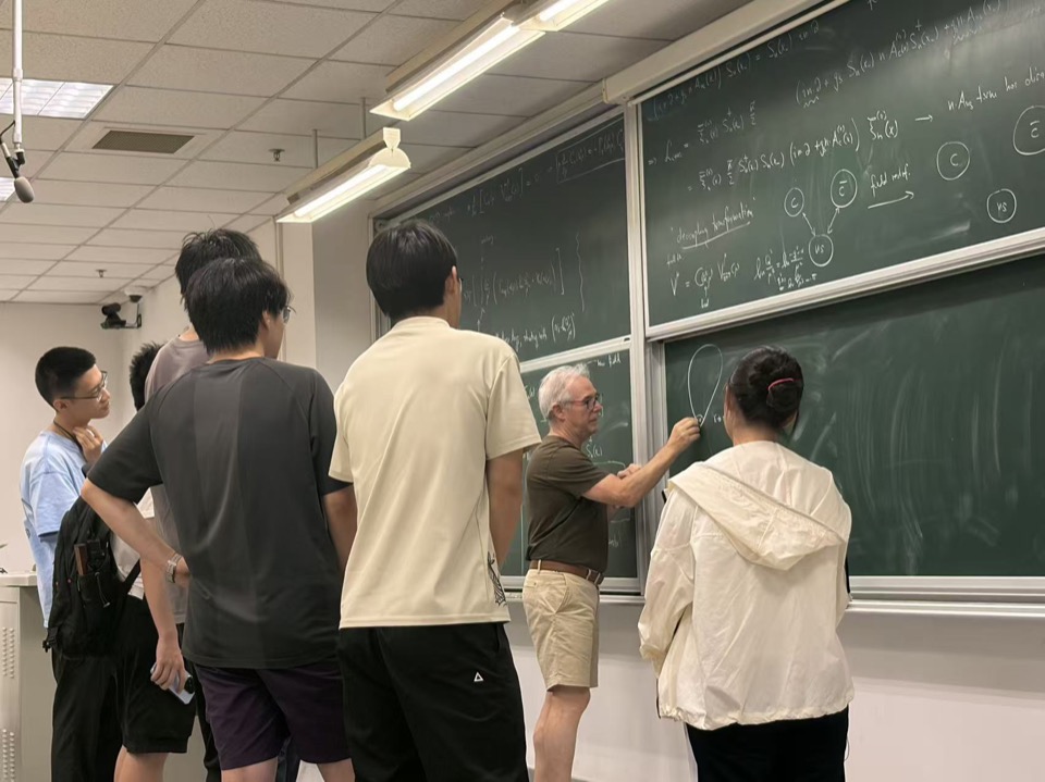 Matthias Neubert教授课后与同学们交流